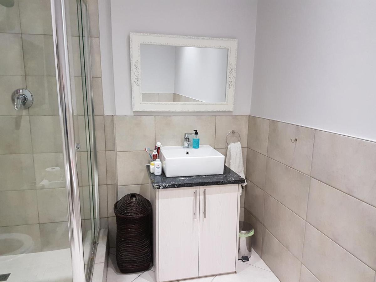 Modern, Centrally Located Dorp Street Apartment Stellenbosch Exteriör bild